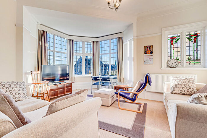 2 Bedroom Flat For Sale In Kings Road, Westcliff-on-sea, SS0