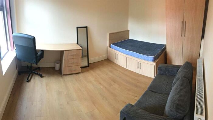 5 Bedroom House To Rent In Wilmslow Road, Manchester, M14