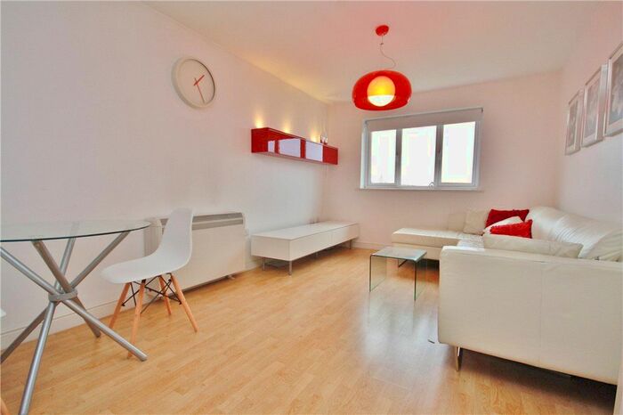 2 Bedroom Flat To Rent In Woodlands Close, Guildford, Surrey, GU1
