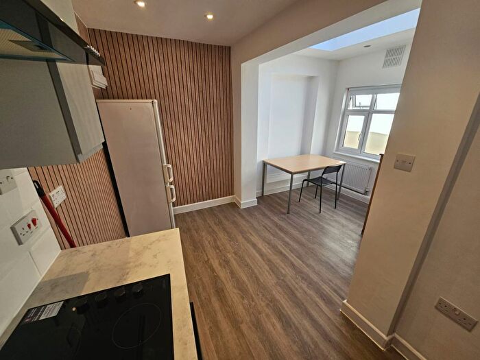 2 Bedroom Flat To Rent In Putney Bridge Rd, London, SW18