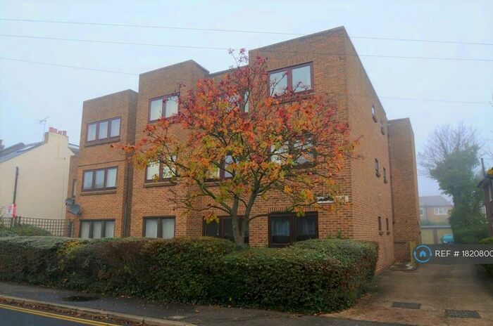 3 Bedroom Flat To Rent In Scariff Court, New Malden, KT3