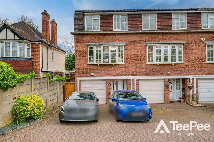 3 Bedroom End Terrace House For Sale In Slades Hill, Enfield, EN2