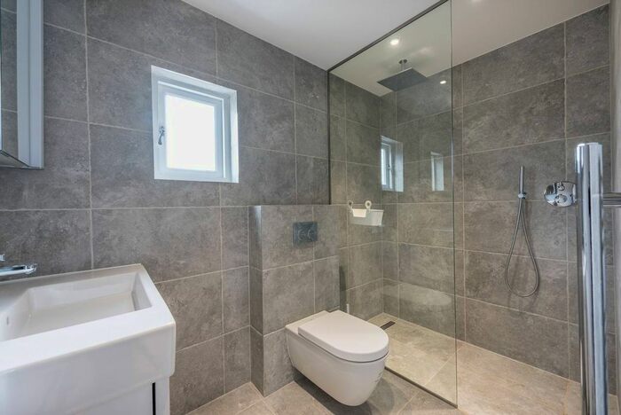 2 Bedroom Flat To Rent In Caxton Road, Shepherd's Bush, London, W12