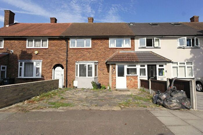 3 Bedroom Terraced House For Sale In Chatteris Avenue, Romford, RM3