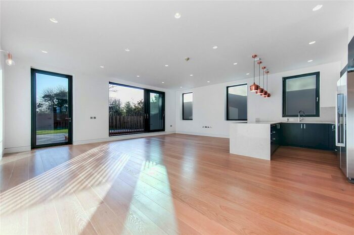 5 Bedroom Garage / Parking To Rent In Elm Avenue, Ealing, London, W5