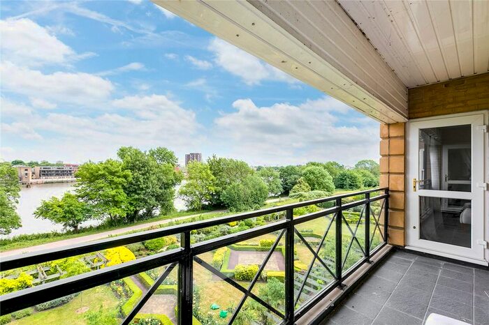2 Bedroom Flat To Rent In Wyatt Drive, Barnes, SW13