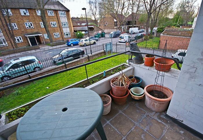 4 Bedroom Flat To Rent In Jeffreys Road, Stockwell, SW4