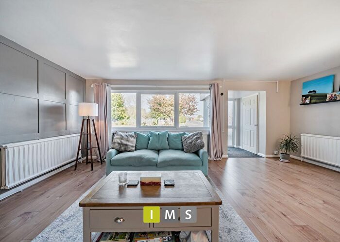 3 Bedroom Link Detached House For Sale In Byron Way, Bicester, OX26