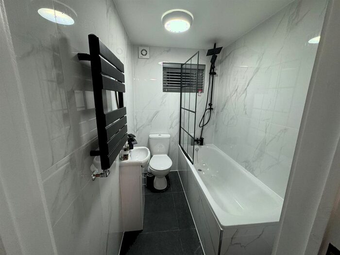 Studio To Rent In Greyhound Lane, London, SW16