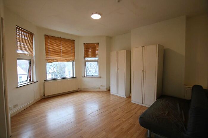 Semi-Detached House To Rent In St Pauls Avenue, Willesden Green, London, NW2
