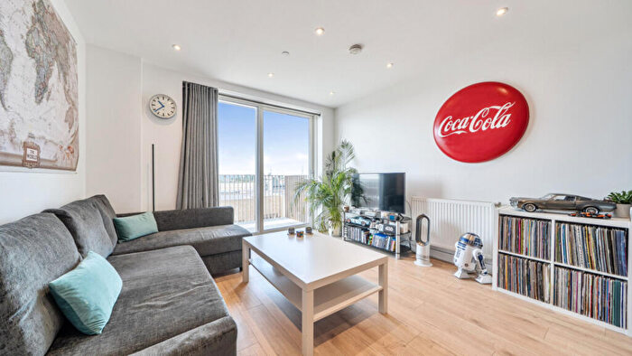 2 Bedroom Flat For Sale In Halewood Way, Rainham, RM13