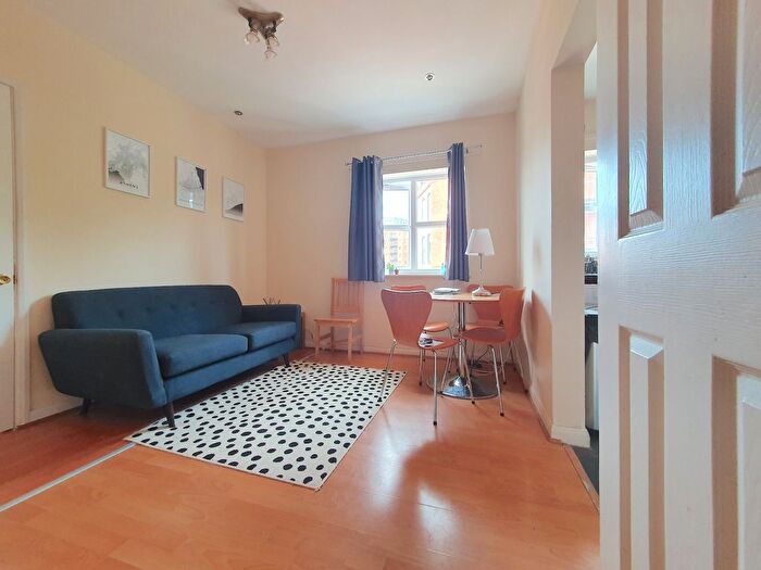 3 Bedroom Flat To Rent In Caravel Close, London, Isle Of Dog, E14