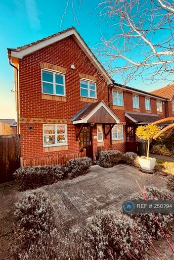 3 Bedroom Semi-Detached House To Rent In Elliotts Way, Caversham, Reading, RG4
