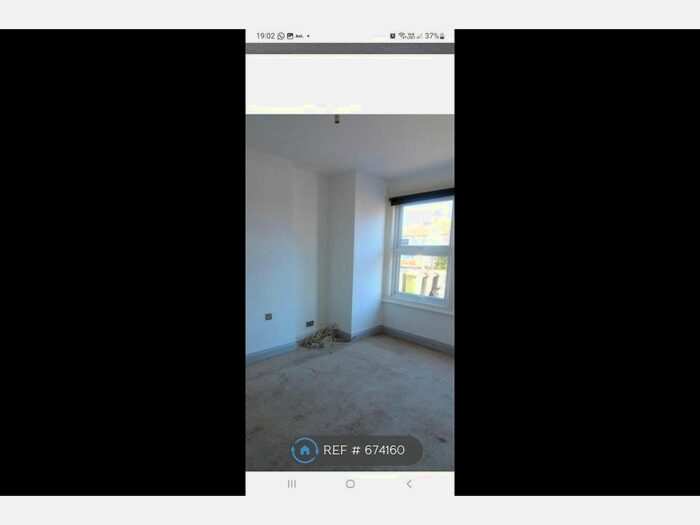 3 Bedroom Semi-Detached House To Rent In Ashingdon Road, Rochford, SS4