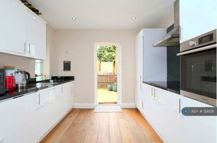 2 Bedroom Flat To Rent In Gruneisen Road, London, N3
