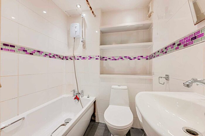 2 Bedroom Flat For Sale In Kent View Road, Basildon, SS16