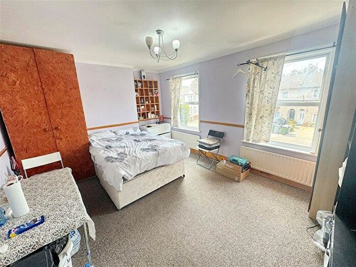 2 Bedroom Flat To Rent In Idmiston Road, Stratford, E15