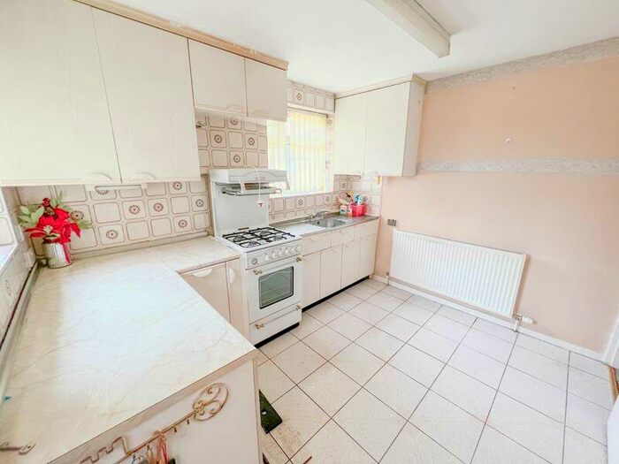 3 Bedroom Semi-Detached House For Sale In Mayland Drive, Streetly, Sutton Coldfield, B74