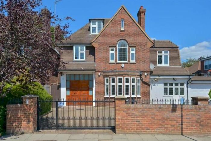 5 Bedroom Flat To Rent In Fitzaland Road, London, N3