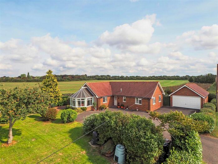 2 Bedroom Detached Bungalow For Sale In Farm Road, Little Park, Andover, SP11