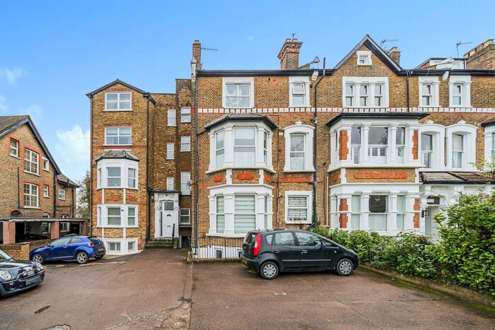 Terraced House To Rent In Colney Hatch Lane, Muswell Hill, N10
