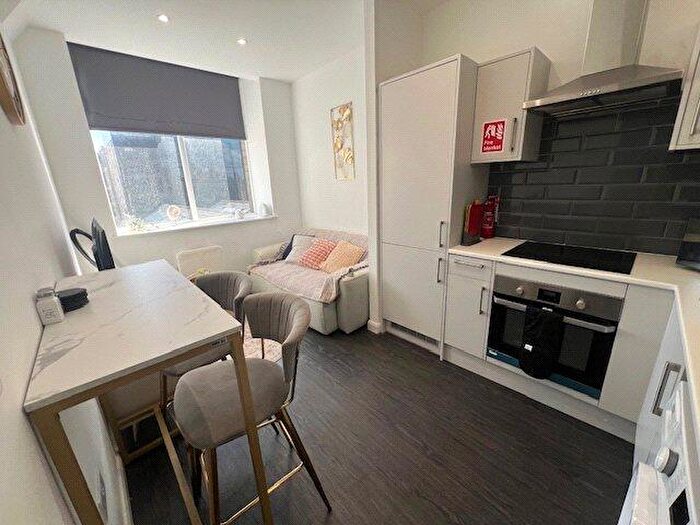 1 Bedroom Flat To Rent In East Parade, Bradford, West Yorkshire, BD1