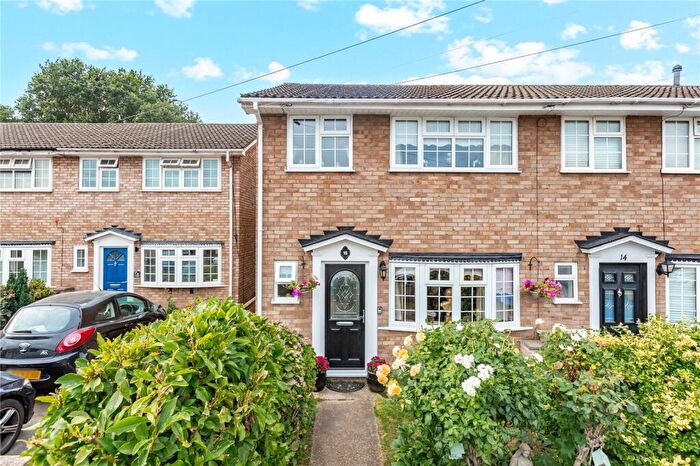 3 Bedroom End Of Terrace House For Sale In Amberley Way, Romford, RM7