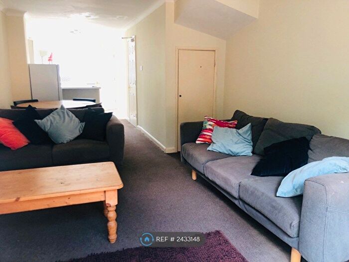 4 Bedroom End Of Terrace House To Rent In Berkeley Close, Southampton, SO15