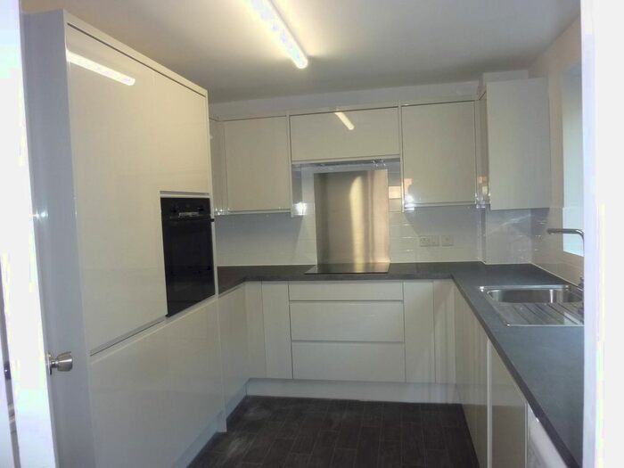 2 Bedroom Flat To Rent In Grandfield Avenue, Watford, WD17
