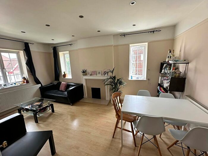 3 Bedroom Flat To Rent In Beechcroft Avenue, London, NW11