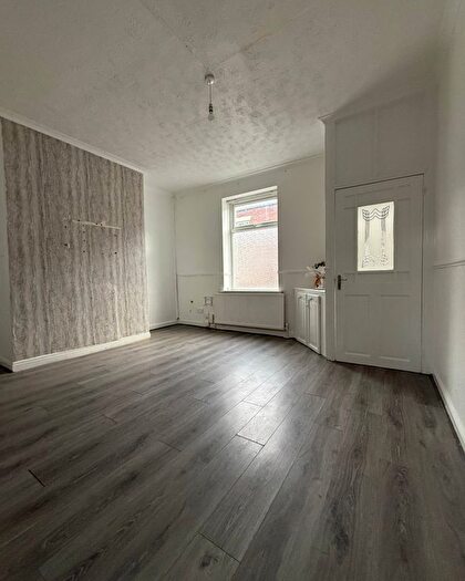 2 Bedroom End Terrace House To Rent In New Earth Street, Oldham, OL4