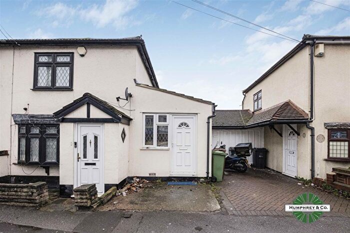 Studio To Rent In Cinema Parade, Whalebone Lane South, Dagenham, RM8