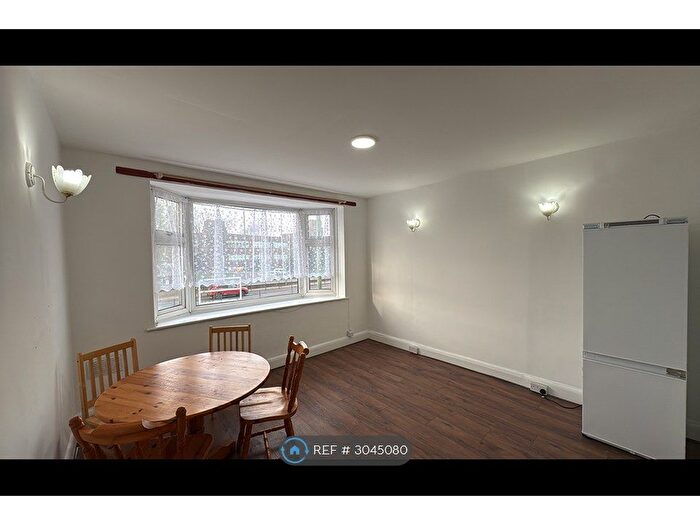 3 Bedroom Maisonette To Rent In Eastern Avenue, Ilford, IG2
