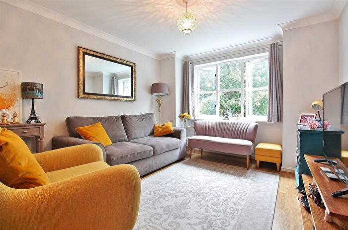 1 Bedroom Flat To Rent In Malting Way, Anthony Court, TW7