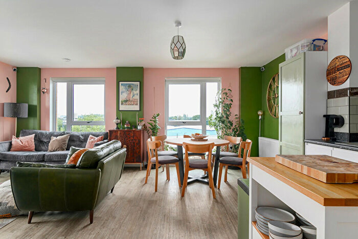 3 Bedroom Apartment For Sale In Emer Court, London, N17