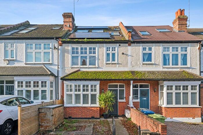2 Bedroom Flat For Sale In Curzon Road, Ealing, W5