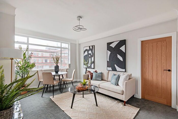 2 Bedroom Flat For Sale In Balham High Road, London, SW17