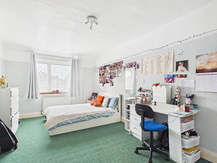 2 Bedroom Flat For Sale In Kingston Road, Staines-Upon-Thames, Surrey, TW18