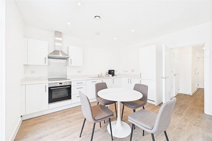 1 Bedroom Flat To Rent In Carters Close, Reading, Berkshire, RG1