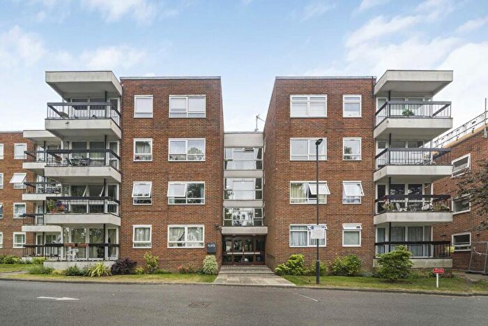 2 Bedroom Flat For Sale In Hendon Lane, Finchley, N3
