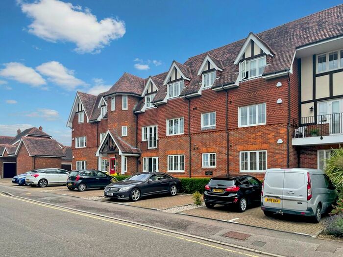 2 Bedroom Apartment To Rent In Oakfield Close, Amersham, HP6
