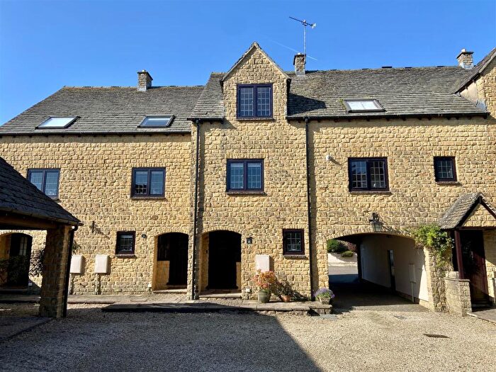 2 Bedroom Town House For Sale In Parkland Mews, Stow-on-the-Wold, GL54