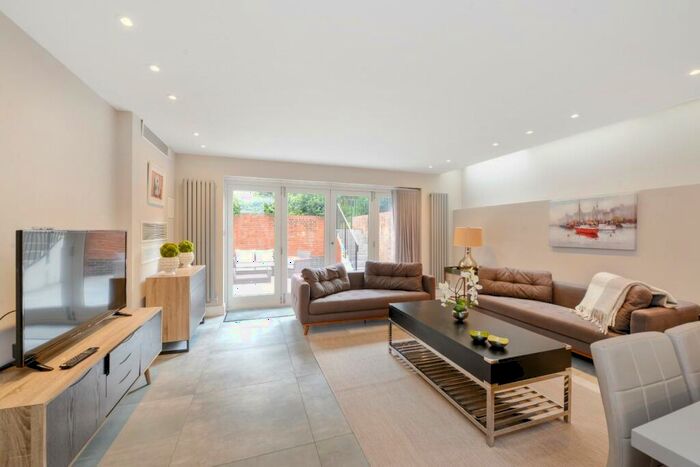 2 Bedroom Flat To Rent In Lyndhurst Road, Hampstead, NW3