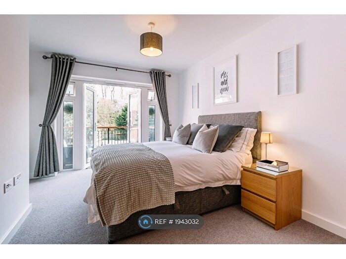 2 Bedroom Flat To Rent In Crowthorne Road, Bracknell, RG12