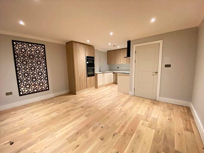 3 Bedroom Flat To Rent In Castlebar Road, Ealing, W5