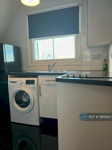 Studio To Rent In Whittington Road, London, N22