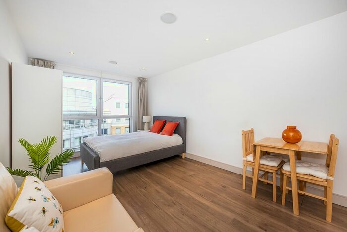 Studio To Rent In Townmead Road, London, SW6