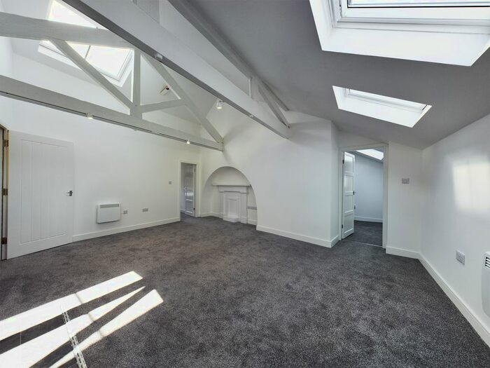 2 Bedroom Flat To Rent In Silver Street, Hull, Yorkshire, HU1