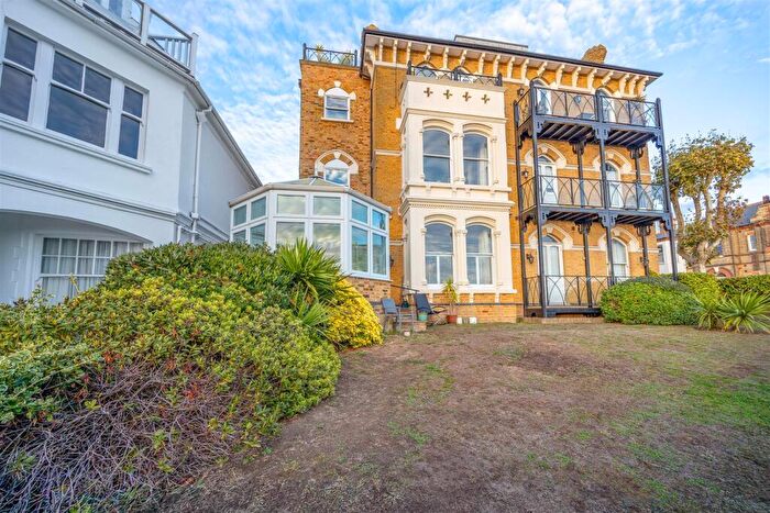 2 Bedroom Apartment For Sale In Allcoat House, Westcliff-On-Sea, SS0