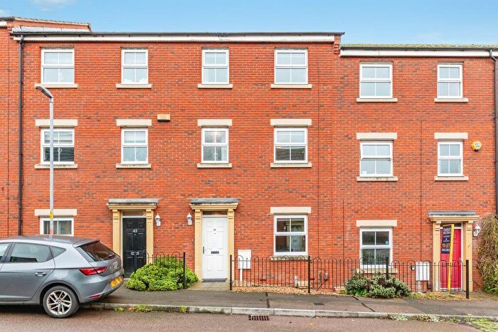 4 Bedroom Terraced House For Sale In Batsmans Drive, Rushden, NN10